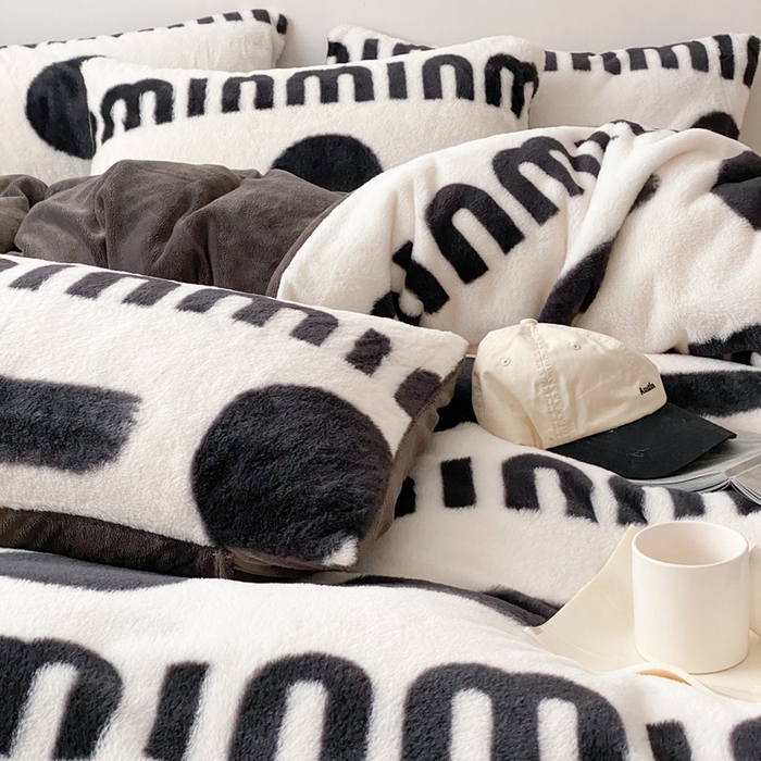 91家纺网 家纺一手货源 找家纺 潘朵拉 2023新款秋冬ins韩风专版印花保暖兔兔毛绒四件套 思恋（黑灰）