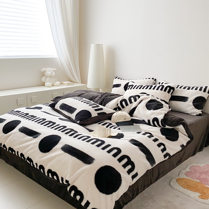 91家纺网 家纺一手货源 找家纺 潘朵拉 2023新款秋冬ins韩风专版印花保暖兔兔毛绒四件套 思恋（黑灰）