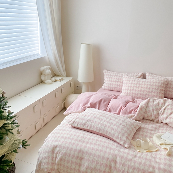 91家纺网 家纺一手货源 找家纺 潘朵拉 2023新款秋冬ins韩风专版印花保暖兔兔毛绒四件套 乔安（粉）