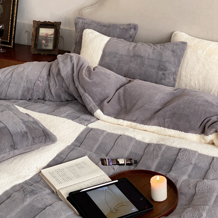 91家纺网 家纺一手货源 找家纺 潘朵拉 2023新款兔毛四宫格极有家小红书风格拼色牛奶绒四件套 梵希（灰）