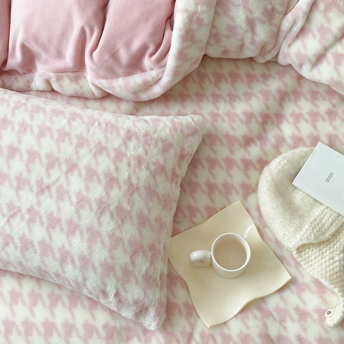 91家纺网 家纺一手货源 找家纺 潘朵拉 2023新款秋冬ins韩风专版印花保暖兔兔毛绒四件套 乔安（粉）