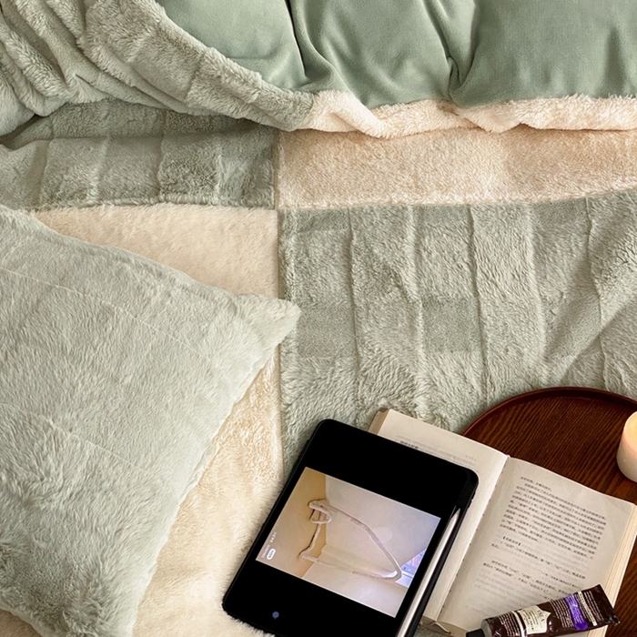 91家纺网 家纺一手货源 找家纺 （总）潘朵拉 2023新款兔毛四宫格极有家小红书风格拼色牛奶绒四件套