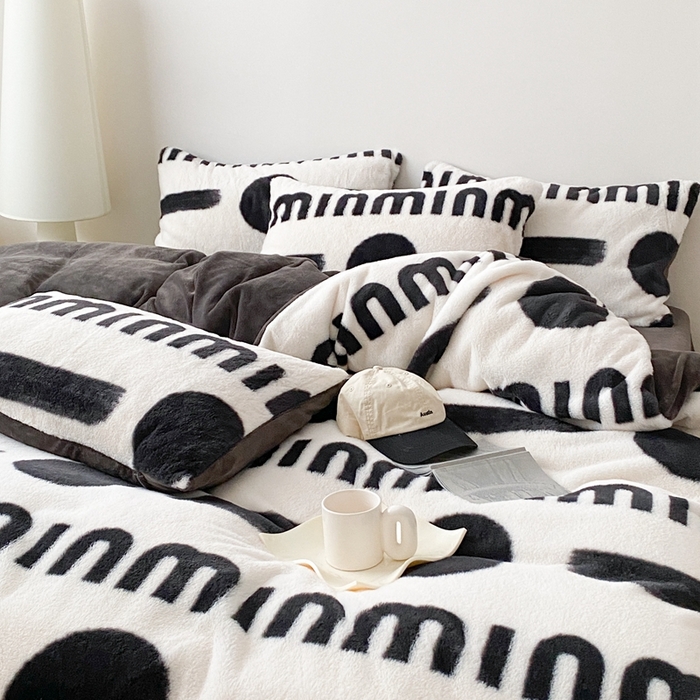 91家纺网 家纺一手货源 找家纺 潘朵拉 2023新款秋冬ins韩风专版印花保暖兔兔毛绒四件套 思恋（黑灰）