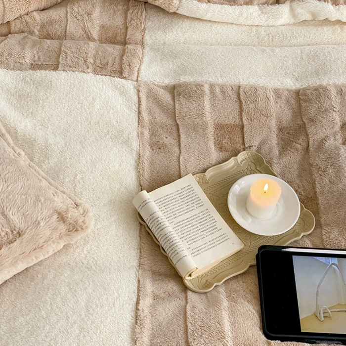 91家纺网 家纺一手货源 找家纺 潘朵拉 2023新款兔毛四宫格极有家小红书风格拼色牛奶绒四件套 梵希（奶咖）