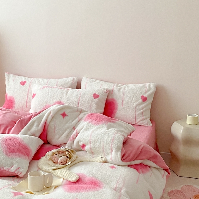 91家纺网 家纺一手货源 找家纺 潘朵拉 2023新款秋冬ins韩风专版印花保暖兔兔毛绒四件套 一梦繁星（火龙果色）