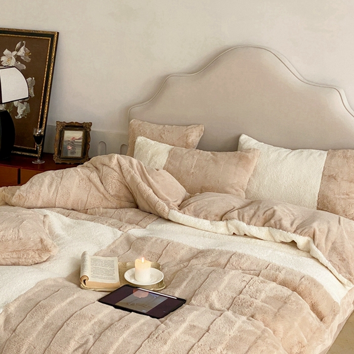 91家纺网 家纺一手货源 找家纺 潘朵拉 2023新款兔毛四宫格极有家小红书风格拼色牛奶绒四件套 梵希（奶咖）