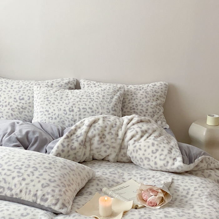 91家纺网 家纺一手货源 找家纺 潘朵拉 2023新款秋冬ins韩风专版印花保暖兔兔毛绒四件套 巴卡卡