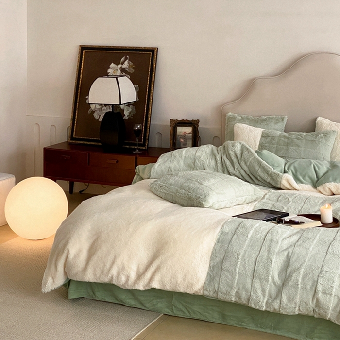 91家纺网 家纺一手货源 找家纺 潘朵拉 2023新款兔毛四宫格极有家小红书风格拼色牛奶绒四件套 梵希（绿）