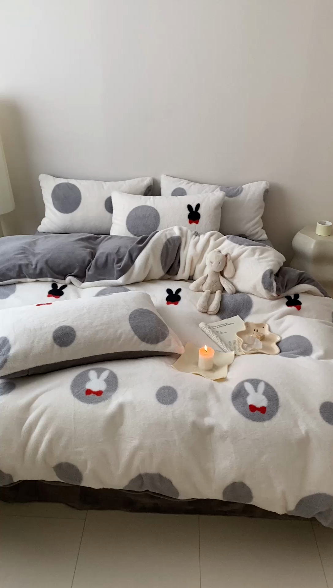 91家纺网 家纺一手货源 找家纺 潘朵拉 2023新款秋冬ins韩风专版印花保暖兔兔毛绒四件套 小桃兔兔（灰）