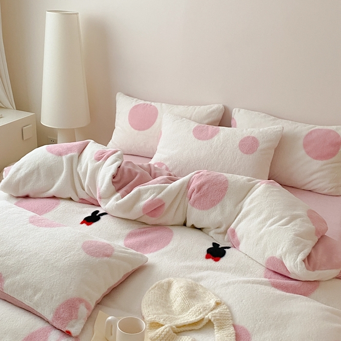 91家纺网 家纺一手货源 找家纺 潘朵拉 2023新款秋冬ins韩风专版印花保暖兔兔毛绒四件套 小桃兔兔（粉）