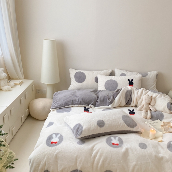 91家纺网 家纺一手货源 找家纺 潘朵拉 2023新款秋冬ins韩风专版印花保暖兔兔毛绒四件套 小桃兔兔（灰）