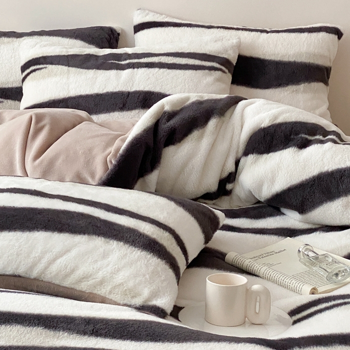 91家纺网 家纺一手货源 找家纺 潘朵拉 2023新款秋冬ins韩风专版印花保暖兔兔毛绒四件套 清欢（灰）