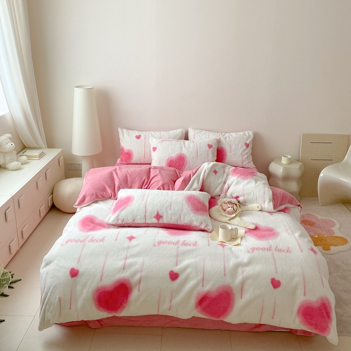 91家纺网 家纺一手货源 找家纺 潘朵拉 2023新款秋冬ins韩风专版印花保暖兔兔毛绒四件套 一梦繁星（火龙果色）