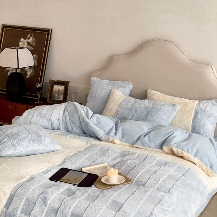 91家纺网 家纺一手货源 找家纺 潘朵拉 2023新款兔毛四宫格极有家小红书风格拼色牛奶绒四件套 梵希（蓝）