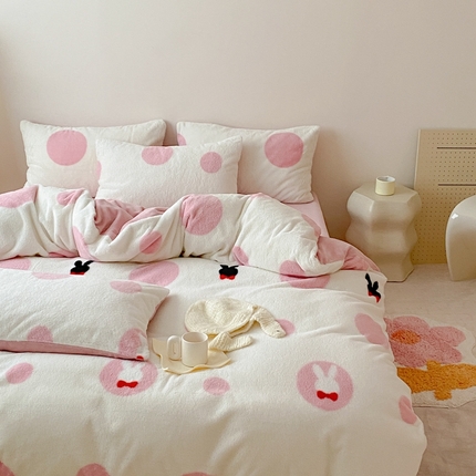 91家纺网 家纺一手货源 找家纺 潘朵拉 2023新款秋冬ins韩风专版印花保暖兔兔毛绒四件套 小桃兔兔（粉）