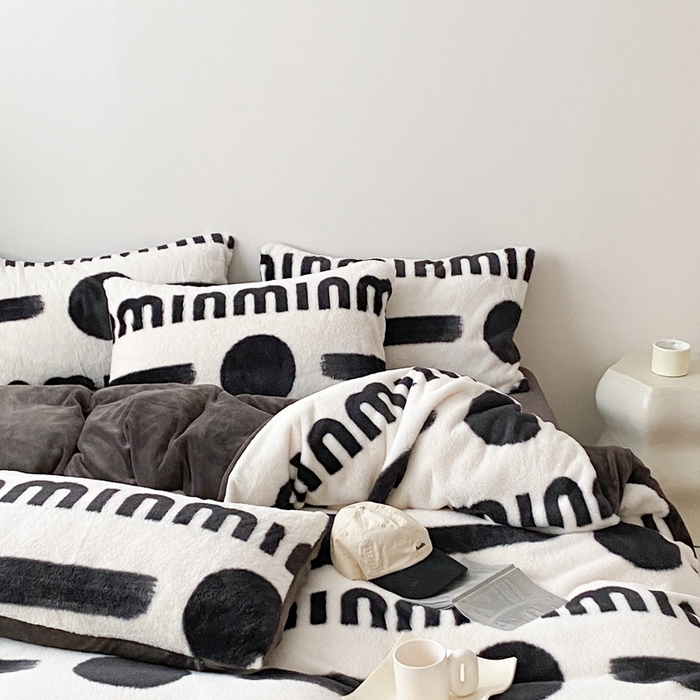 91家纺网 家纺一手货源 找家纺 潘朵拉 2023新款秋冬ins韩风专版印花保暖兔兔毛绒四件套 思恋（黑灰）