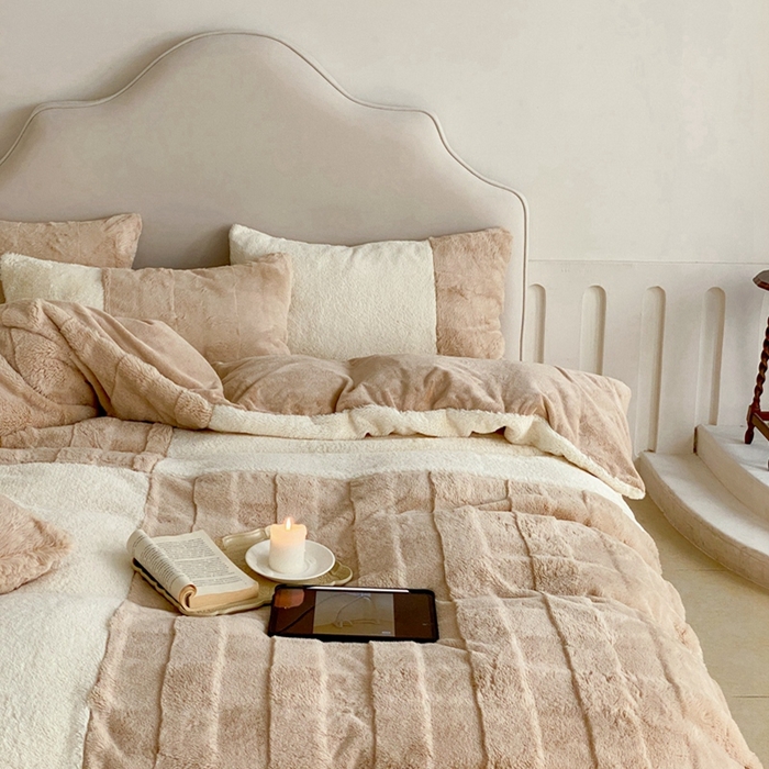 91家纺网 家纺一手货源 找家纺 潘朵拉 2023新款兔毛四宫格极有家小红书风格拼色牛奶绒四件套 梵希（奶咖）