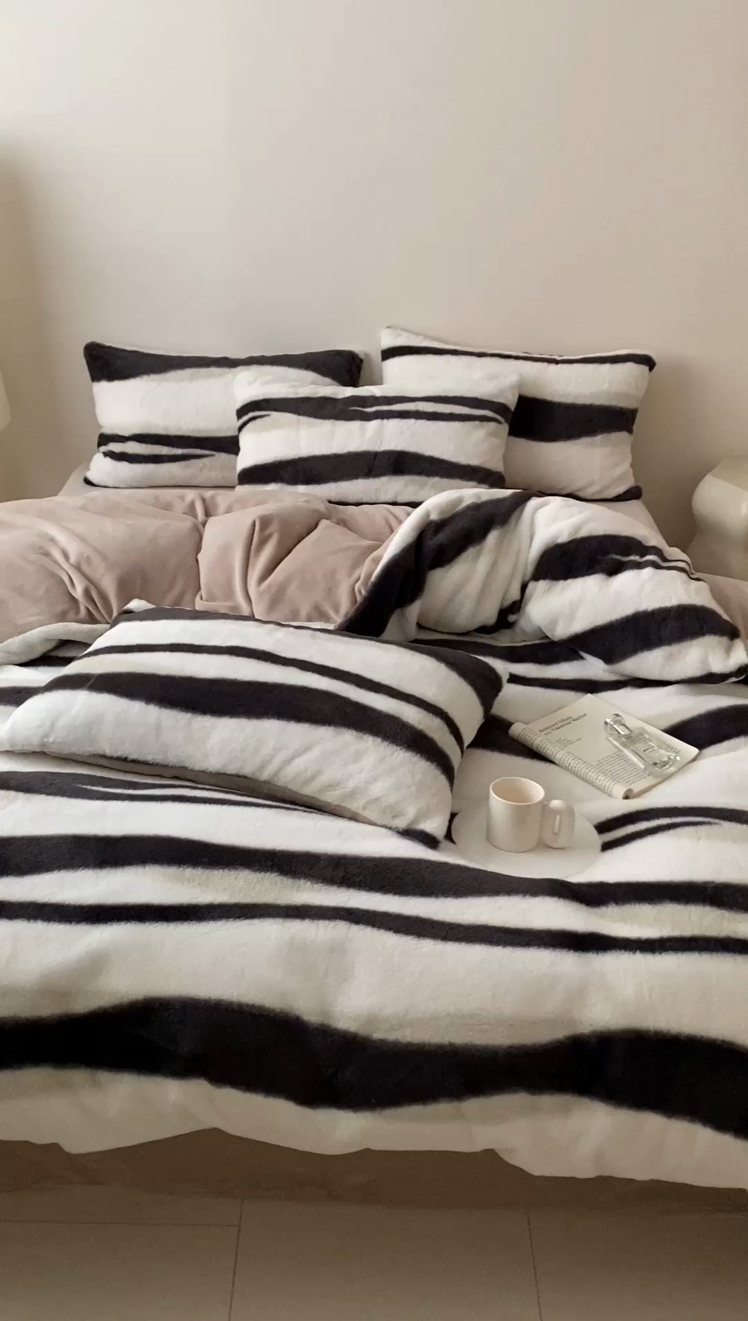 91家纺网 家纺一手货源 找家纺 潘朵拉 2023新款秋冬ins韩风专版印花保暖兔兔毛绒四件套 清欢（灰）