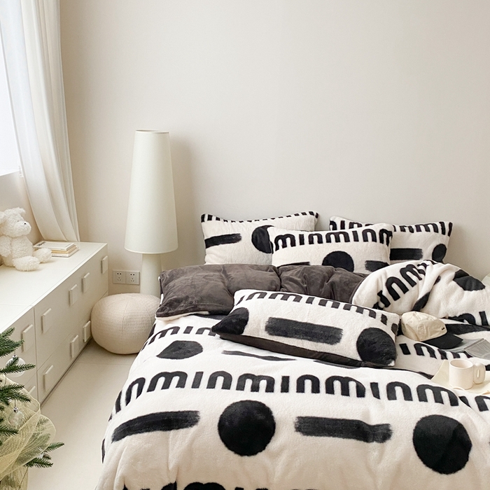 91家纺网 家纺一手货源 找家纺 潘朵拉 2023新款秋冬ins韩风专版印花保暖兔兔毛绒四件套 思恋（黑灰）