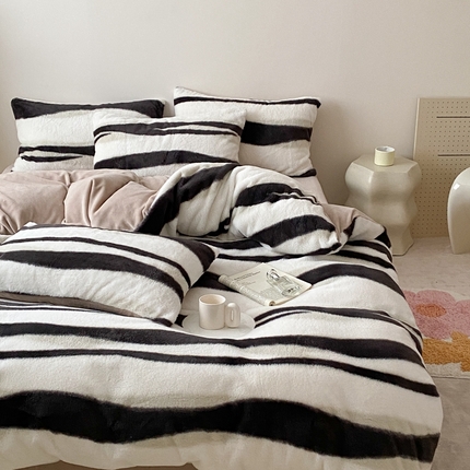 91家纺网 家纺一手货源 找家纺 潘朵拉 2023新款秋冬ins韩风专版印花保暖兔兔毛绒四件套 清欢（灰）