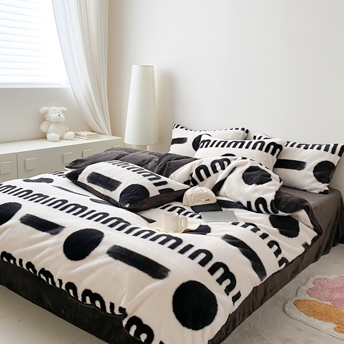 91家纺网 家纺一手货源 找家纺 潘朵拉 2023新款秋冬ins韩风专版印花保暖兔兔毛绒四件套 思恋（黑灰）