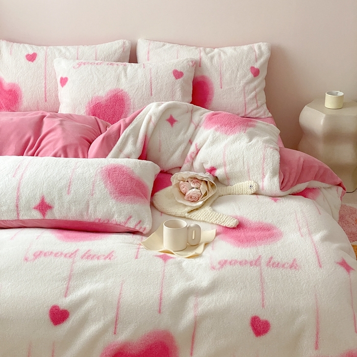 91家纺网 家纺一手货源 找家纺 潘朵拉 2023新款秋冬ins韩风专版印花保暖兔兔毛绒四件套 一梦繁星（火龙果色）