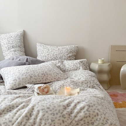 91家纺网 家纺一手货源 找家纺 潘朵拉 2023新款秋冬ins韩风专版印花保暖兔兔毛绒四件套 巴卡卡