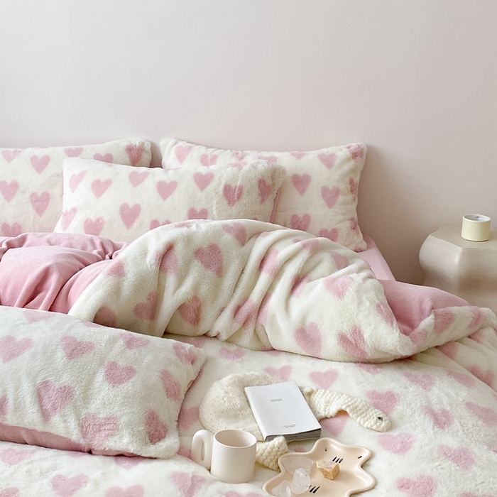 91家纺网 家纺一手货源 找家纺 潘朵拉 2023新款秋冬ins韩风专版印花保暖兔兔毛绒四件套 与你（粉）