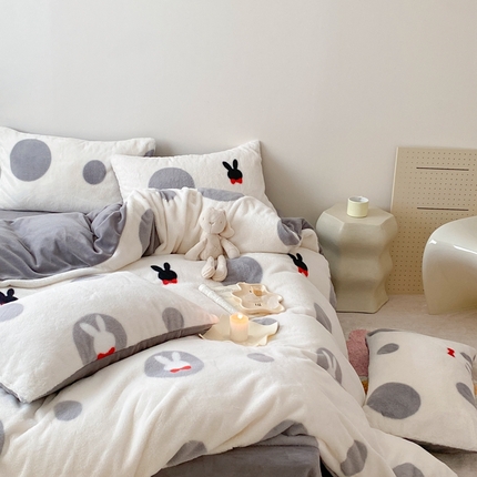 91家纺网 家纺一手货源 找家纺 潘朵拉 2023新款秋冬ins韩风专版印花保暖兔兔毛绒四件套 小桃兔兔（灰）