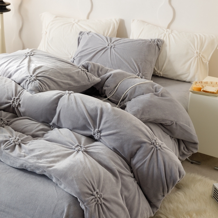 91家纺网 家纺一手货源 找家纺 金奇达家纺 2023新款【珍珠引力】240g云朵绒四件套 云朵绒迷灰灰