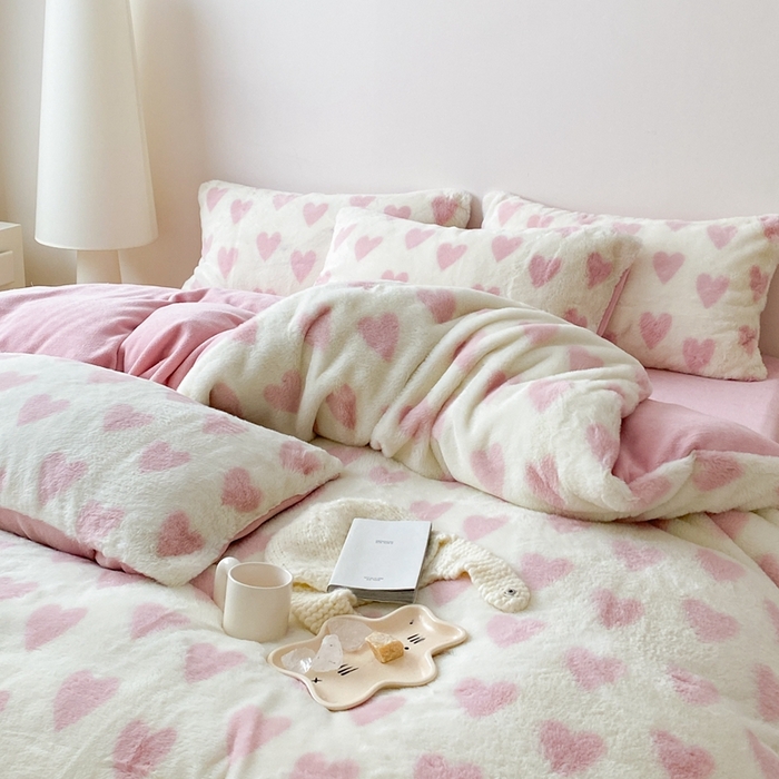 91家纺网 家纺一手货源 找家纺 潘朵拉 2023新款秋冬ins韩风专版印花保暖兔兔毛绒四件套 与你（粉）