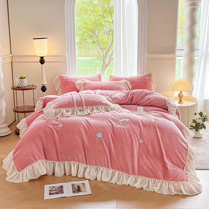 91家纺网 家纺一手货源 找家纺 （总）可以家居 2023新款高克重牛奶绒绣花花边款四件套汇总