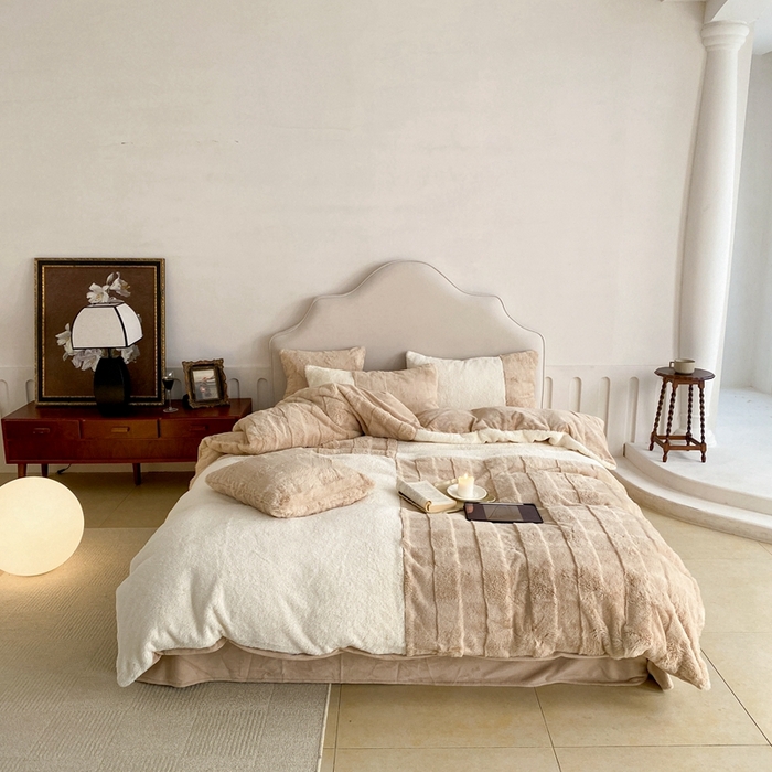 91家纺网 家纺一手货源 找家纺 潘朵拉 2023新款兔毛四宫格极有家小红书风格拼色牛奶绒四件套 梵希（奶咖）