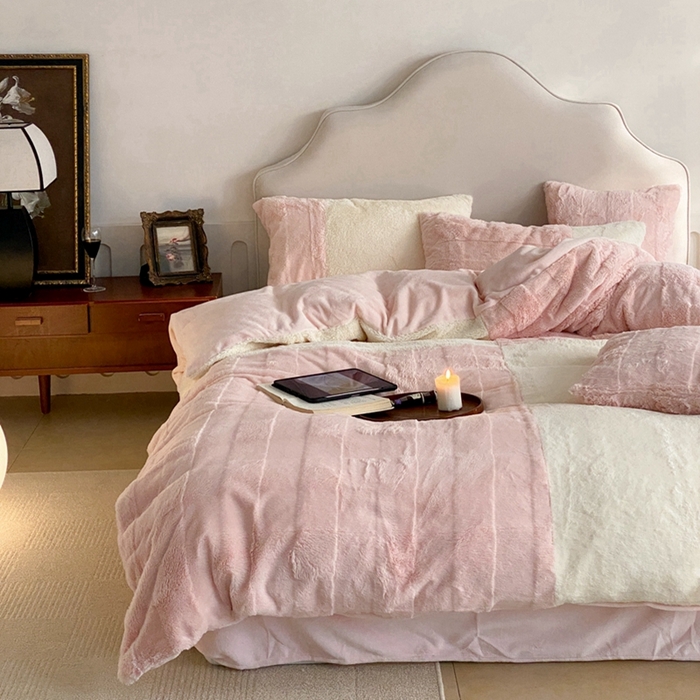 91家纺网 家纺一手货源 找家纺 潘朵拉 2023新款兔毛四宫格极有家小红书风格拼色牛奶绒四件套 梵希（粉）