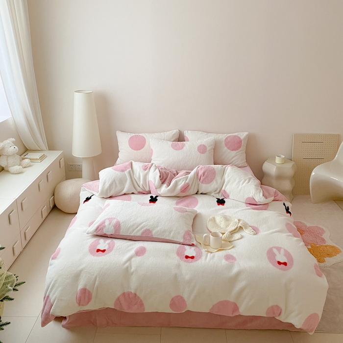 91家纺网 家纺一手货源 找家纺 潘朵拉 2023新款秋冬ins韩风专版印花保暖兔兔毛绒四件套 小桃兔兔（粉）