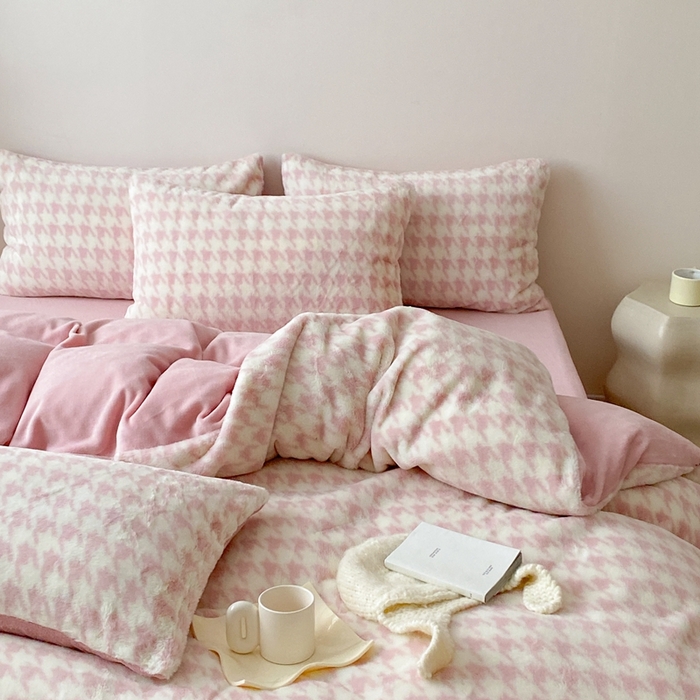 91家纺网 家纺一手货源 找家纺 潘朵拉 2023新款秋冬ins韩风专版印花保暖兔兔毛绒四件套 乔安（粉）