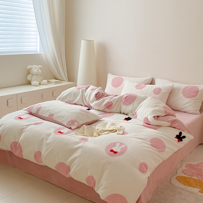 91家纺网 家纺一手货源 找家纺 潘朵拉 2023新款秋冬ins韩风专版印花保暖兔兔毛绒四件套 小桃兔兔（粉）