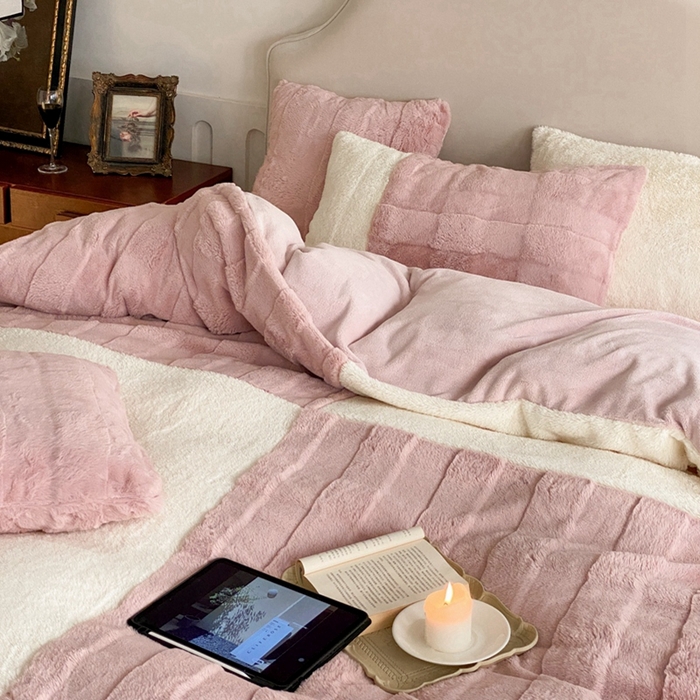 91家纺网 家纺一手货源 找家纺 潘朵拉 2023新款兔毛四宫格极有家小红书风格拼色牛奶绒四件套 梵希（豆沙）