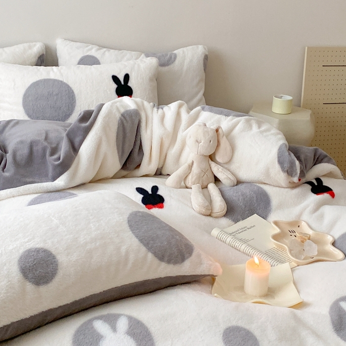 91家纺网 家纺一手货源 找家纺 潘朵拉 2023新款秋冬ins韩风专版印花保暖兔兔毛绒四件套 小桃兔兔（灰）