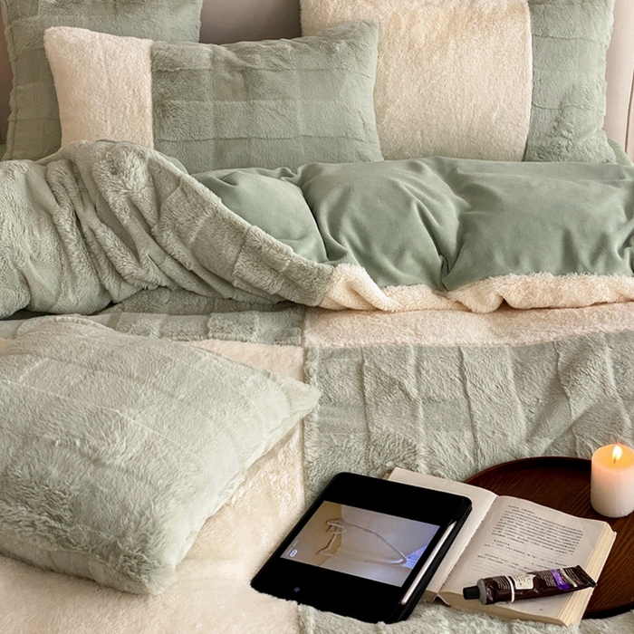 91家纺网 家纺一手货源 找家纺 潘朵拉 2023新款兔毛四宫格极有家小红书风格拼色牛奶绒四件套 梵希（绿）