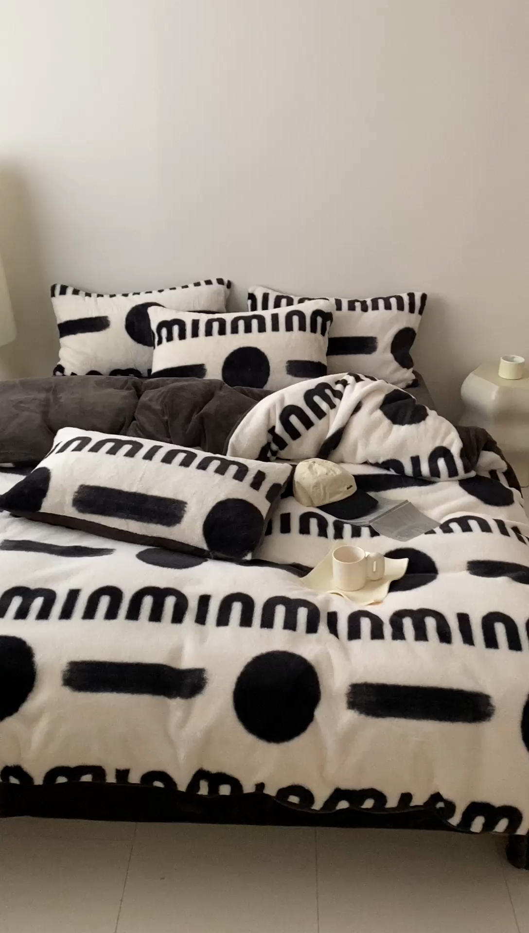 91家纺网 家纺一手货源 找家纺 潘朵拉 2023新款秋冬ins韩风专版印花保暖兔兔毛绒四件套 思恋（黑灰）