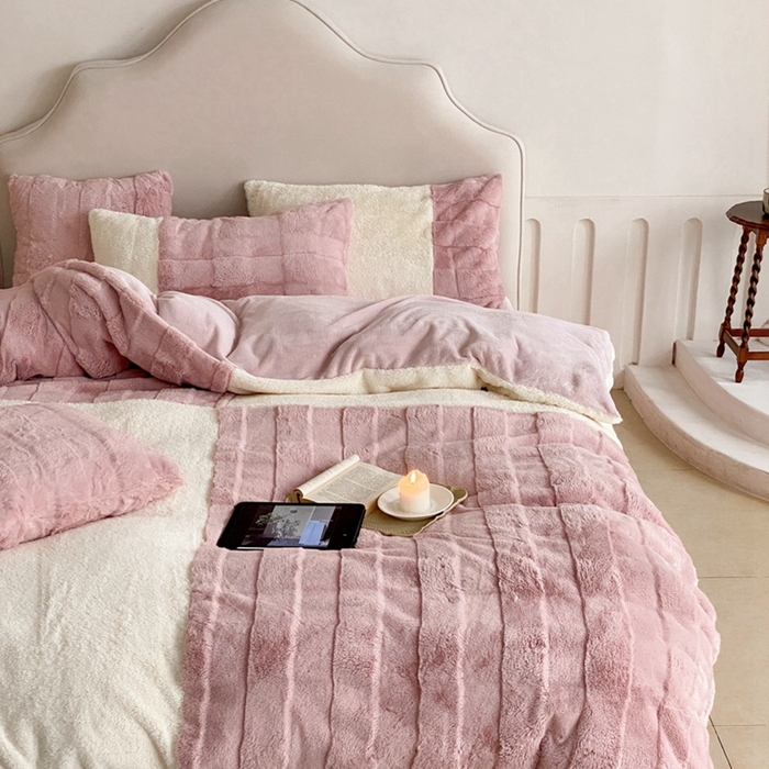 91家纺网 家纺一手货源 找家纺 潘朵拉 2023新款兔毛四宫格极有家小红书风格拼色牛奶绒四件套 梵希（豆沙）