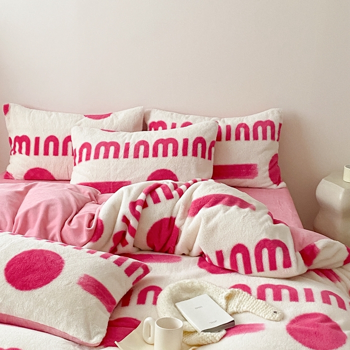 91家纺网 家纺一手货源 找家纺 潘朵拉 2023新款秋冬ins韩风专版印花保暖兔兔毛绒四件套 思恋（玫粉）