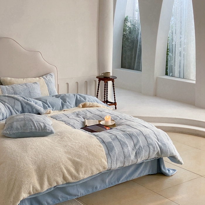 91家纺网 家纺一手货源 找家纺 潘朵拉 2023新款兔毛四宫格极有家小红书风格拼色牛奶绒四件套 梵希（蓝）