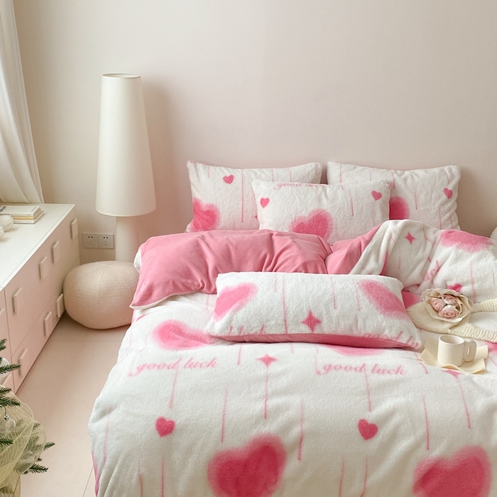 91家纺网 家纺一手货源 找家纺 潘朵拉 2023新款秋冬ins韩风专版印花保暖兔兔毛绒四件套 一梦繁星（火龙果色）