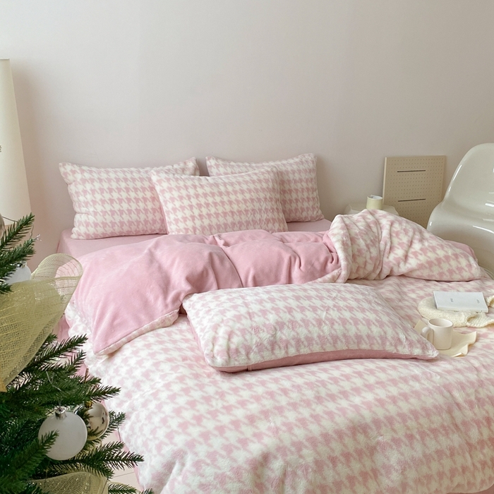 91家纺网 家纺一手货源 找家纺 潘朵拉 2023新款秋冬ins韩风专版印花保暖兔兔毛绒四件套 乔安（粉）