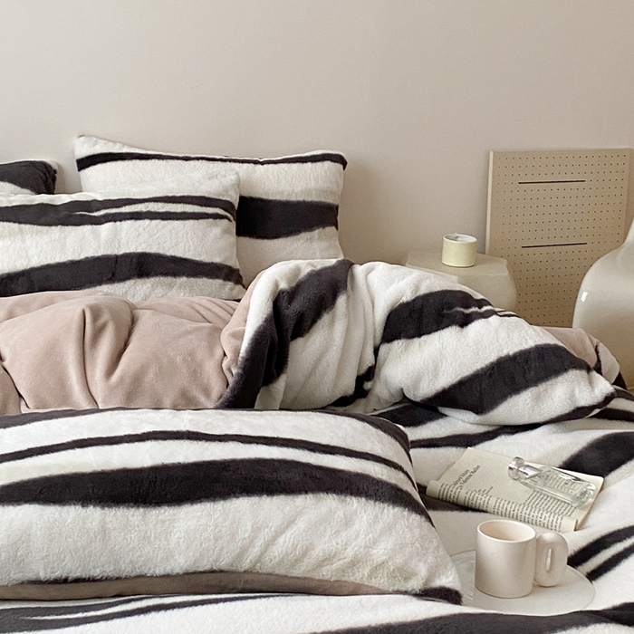 91家纺网 家纺一手货源 找家纺 潘朵拉 2023新款秋冬ins韩风专版印花保暖兔兔毛绒四件套 清欢（灰）