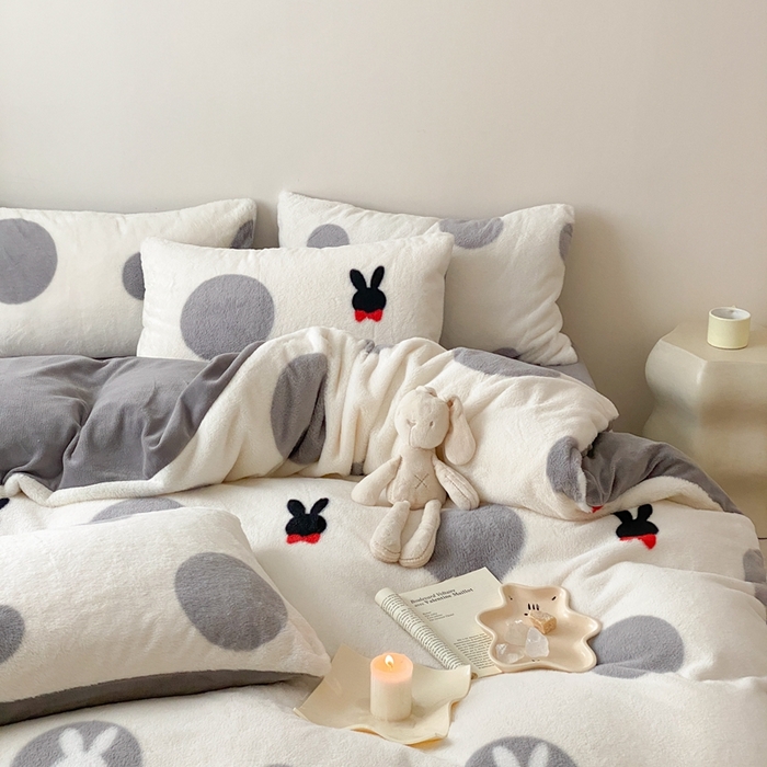91家纺网 家纺一手货源 找家纺 潘朵拉 2023新款秋冬ins韩风专版印花保暖兔兔毛绒四件套 小桃兔兔（灰）