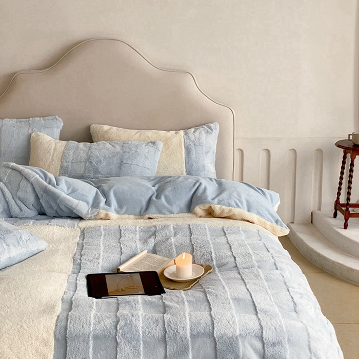 91家纺网 家纺一手货源 找家纺 潘朵拉 2023新款兔毛四宫格极有家小红书风格拼色牛奶绒四件套 梵希（蓝）