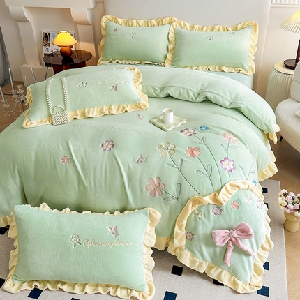 91家纺网 家纺一手货源 找家纺 （总）可以家居 2023新款高克重牛奶绒绣花花边款四件套汇总